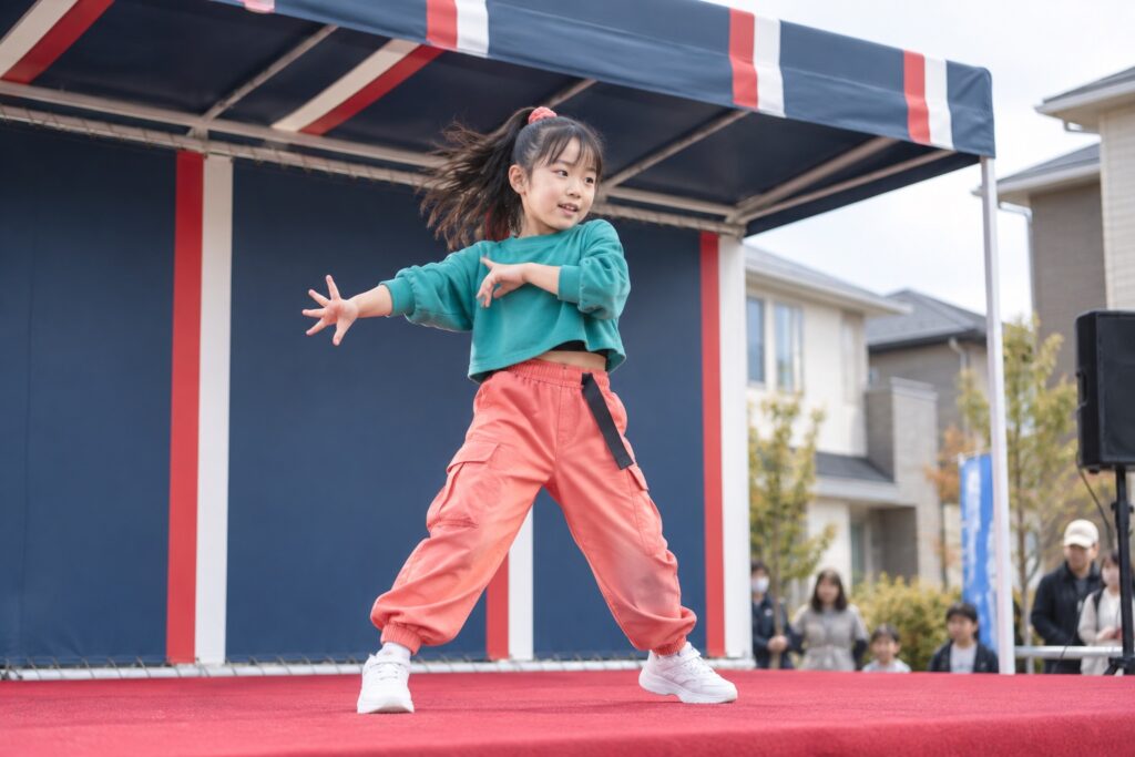 ステージで伸びやかに踊るキッズダンサー
