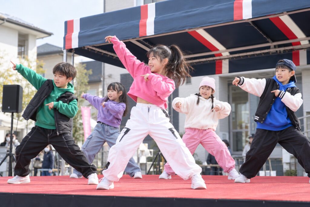 ステージで息を合わせて踊るキッズダンスチーム