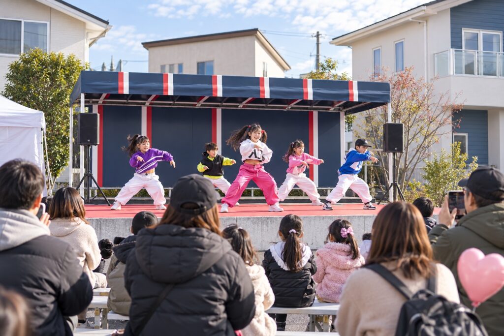 観客が見守るステージでのキッズダンス